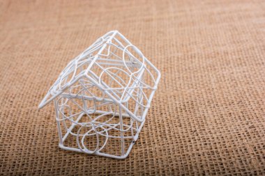 Küçük modeli ev kahverengi bir arka plan üzerine yerleştirilen