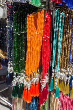 Çeşitli renkte tespih seti