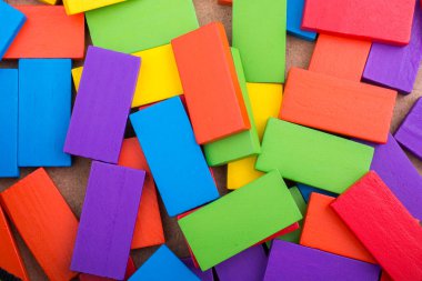 Çeşitli renk ahşap blok rastgele dağılmış