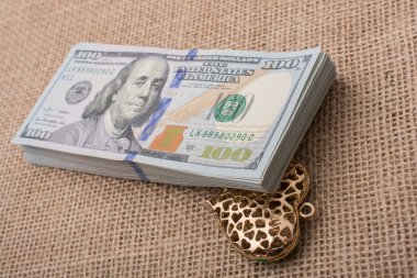 kalp ikonu demeti ABD doları keten bir tuval üzerine yerleştirilmiş