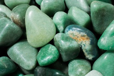 Maceracı taş, doğal mineral kaya numunesi olarak.