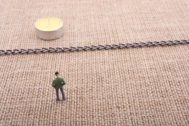 Heykelcik ve mum onları ortasında bir zincir ile