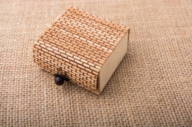 Açık kahverengi renk küçük saman ahşap kutu