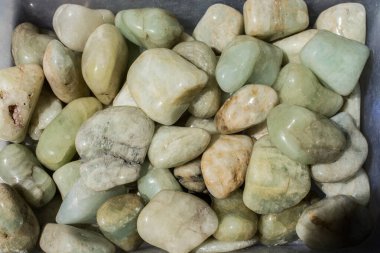 Doğal mineral kaya numunesi olarak aquamarine (mavi beril) değerli taş