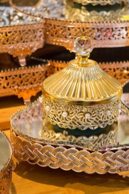 Belli bir tipte doğal mineral değerli taşlar.