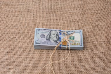 Banknot paket bizden Doları bir şerit ile renkli bağlı