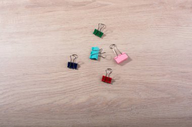 Görünürde saplı metalik cilt kliplerinin resmi