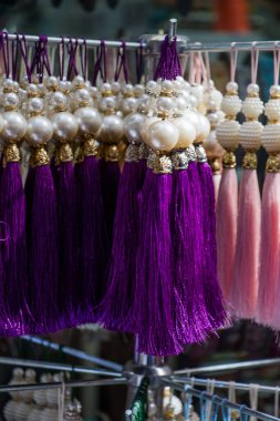 Osmanlı Türkçesi geleneksel püsküllerinin çeşitli renklerde seçilmesi