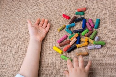 Tuval üzerine el kullanılan renk boya kalemi ve bir küçük çocuklar