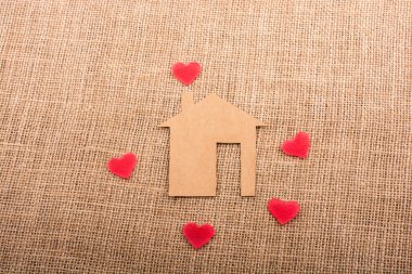 Kalp şekli bir tuval arka plan ile kağıt evin etrafında