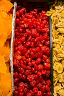 Bir pazar yerinde çeşitli kuru meyveler satılır.