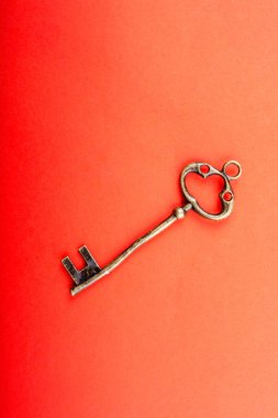 Retro tarzı anahtar renkli arka plan üzerinde