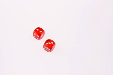 Beyaz arkaplanda iki kırmızı zar