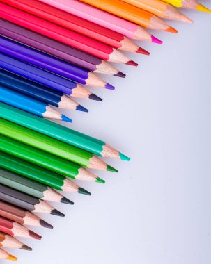 Beyaz arkaplana çeşitli renklerin renk kalemleri