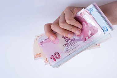 Turksh Lirası banknotlar beyaz arka plan üzerinde tutan el