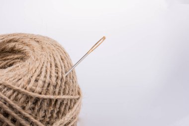 Beyaz arka plan üzerinde izole iş parçacığı makaralar üzerinde iğne