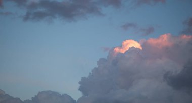 Mavi bulutlu gökyüzü gri bulutlar ile