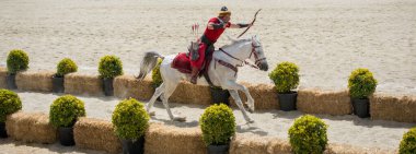 Osmanlı okçusu ata biner ve at sırtında ateş eder.