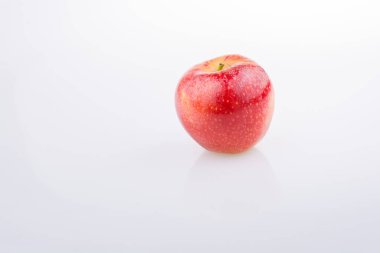Beyaz arkaplanda taze kırmızı elma