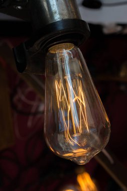 Dekoratif stil filament ampulleri görünürde