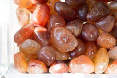 Belli bir tipte doğal mineral değerli taşlar.