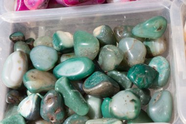 Belli bir tipte doğal mineral değerli taşlar.