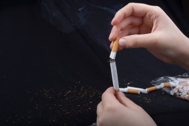 Elin sigara içerken etrafta sigara içiyor.