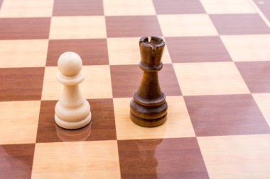 Satranç tahtasının üzerinde satranç taşları var.