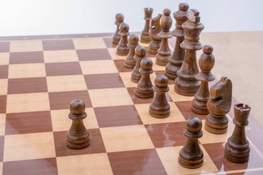 Satranç tahtasının üzerinde satranç taşları var.