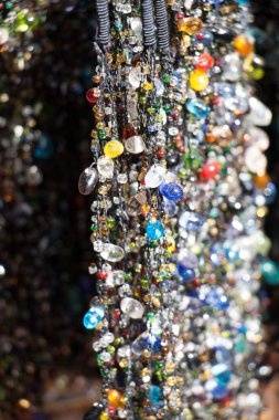 Çeşitli renkte renkli boncuklar.