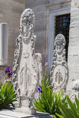 İstanbul 'daki mezarlarda Osmanlı zamanından kalma eski taşlar