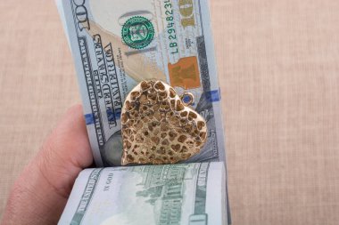 Amerikan 100 dolarlık banknot bir kalp ile el klip
