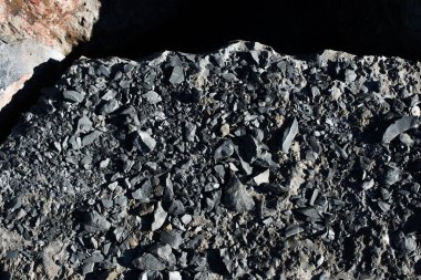 Arkaplan dokusu küçük çakıl taşlarıyla dolu.
