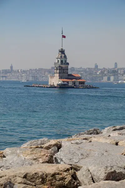 Boğaz 'ın ortasında bulunan Bakireler Kulesi