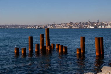 Denizden gelen paslı çelik borular.