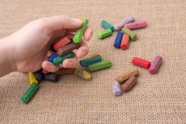 Kullanılan renkli boya kalemi ve bazı tutan bir el