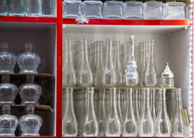 Kutudaki boş, şeffaf şişeler.