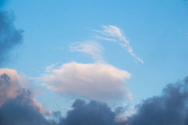 Koyu ve gri bulutlar gökyüzünde