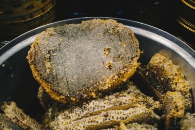 Tatlı ballı arı kovanından bal peteği