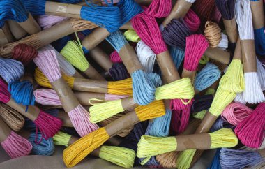 Bir pazar yerinde bir demet renkli ip görünüyor