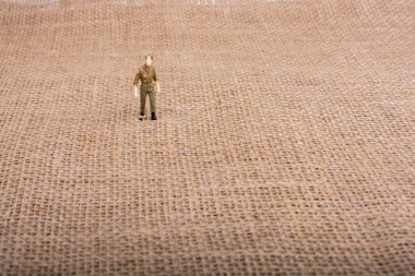 Üzerinde kahverengi bir backgorund adam heykelcik