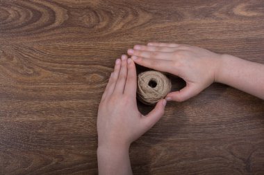 Kahverengi zemin üzerinde elinde kahverengi dizenin biriktirme