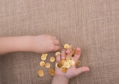 Elinde bir sürü sahte altın para var.