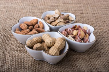 Fıstık ve badem kalbinde tuval üzerine plakalar şeklinde