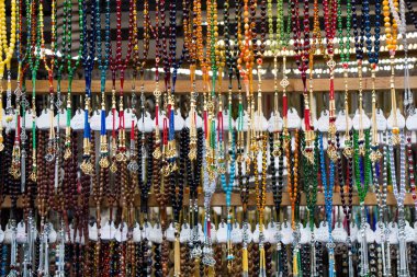 Çeşitli renkte tespih seti