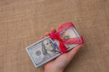 Banknot paket bizden Doları bir şerit ile renkli bağlı