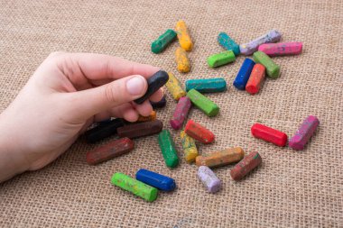 Kullanılan renkli boya kalemi ve bir tutan bir el