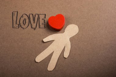 Aşk ikonu ve Sevgililer Günü 'nde yırtık kağıt üzerinde yazılar