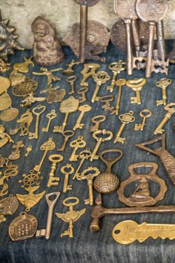 Bir sürü Retro biçimlendirilmiş altın renkli anahtar