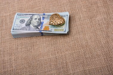 kalp ikonu demeti ABD doları keten bir tuval üzerine yerleştirilmiş